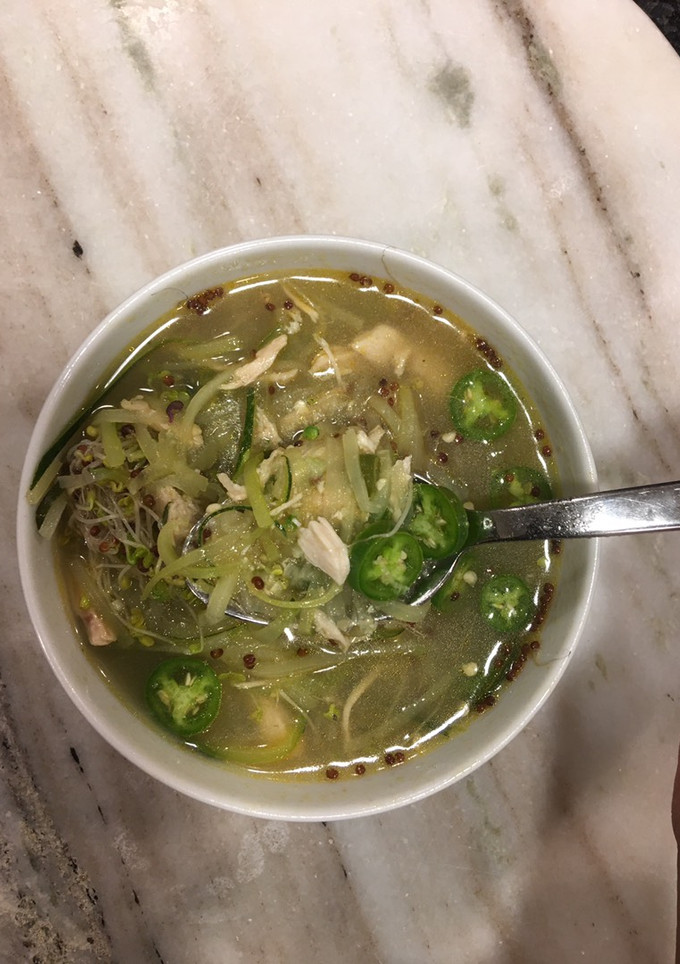 Una foto de 🍲 SOPA ESTILO VIETNAMESE CON ZUCCHINI Y POLLO 😋🐔
