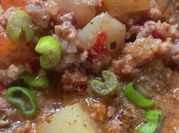 Una foto de sopa de verduras con carne