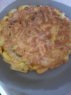 Una foto de Tortilla de papas con bastante cebolla 🤤
