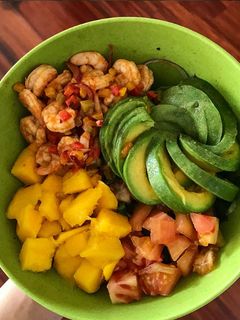 Una foto de Ensalada de camarones con mango