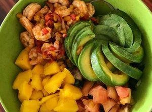 Una foto de Ensalada de camarones con mango