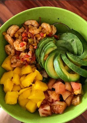 Una foto de Ensalada de camarones con mango