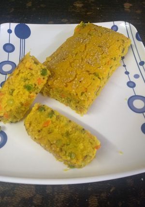 A picture of Semolina spice cake.