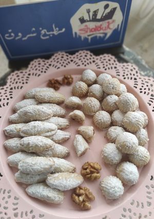A picture of Semolina Maamoul with Walnuts.