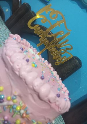 Una foto de Birthday cake con relleno de durazno