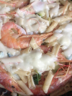 Una foto de Macarrones integrales con gambones y mozzarella