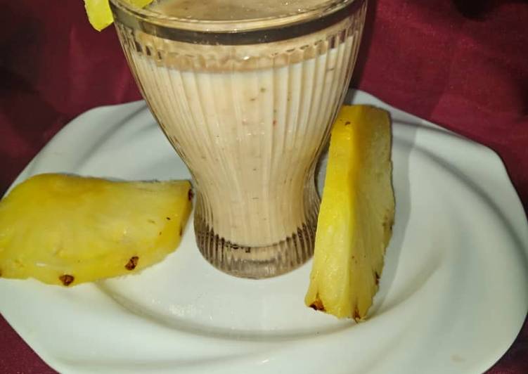 How to Prepare Homemade Pineapple Smoothie