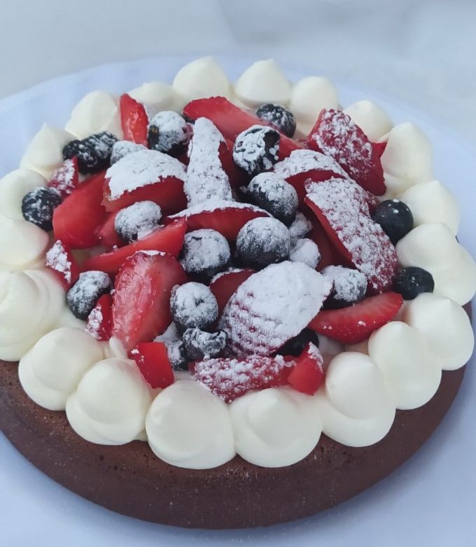 Una foto de Torta De Chocolate Sin Harina Con Crema y Frutas Para Mamá ❤️