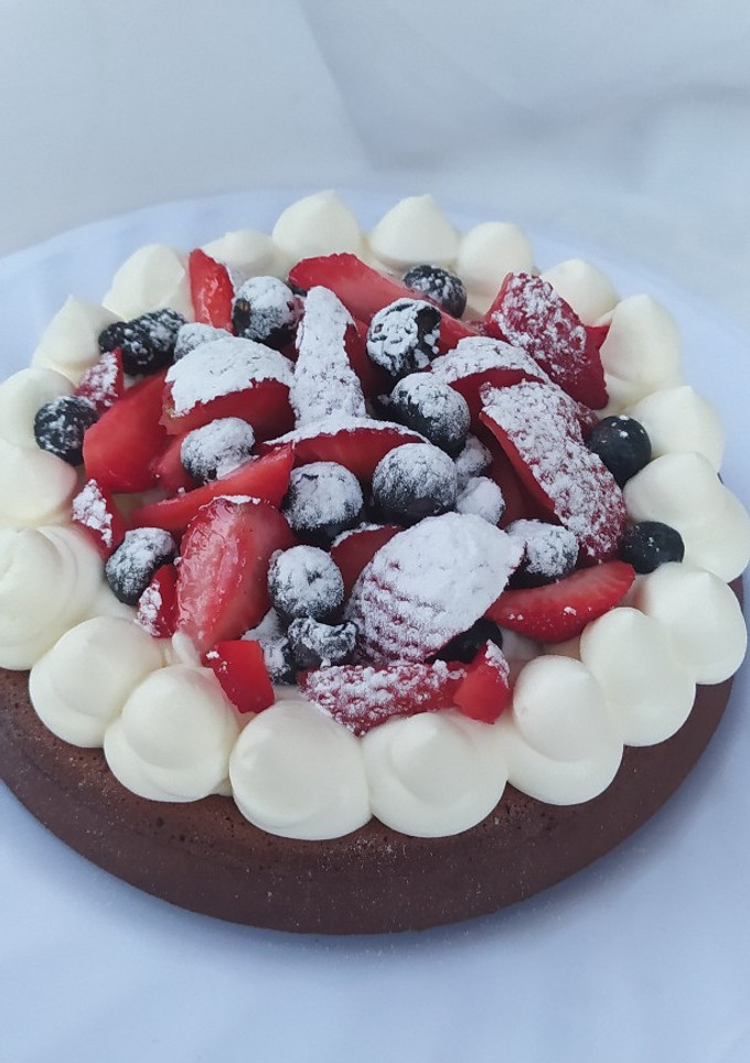 Una foto de Torta De Chocolate Sin Harina Con Crema y Frutas Para Mamá ❤️