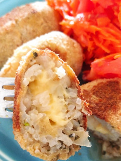 Una foto de Croquetas de arroz rellenas de queso 😋
