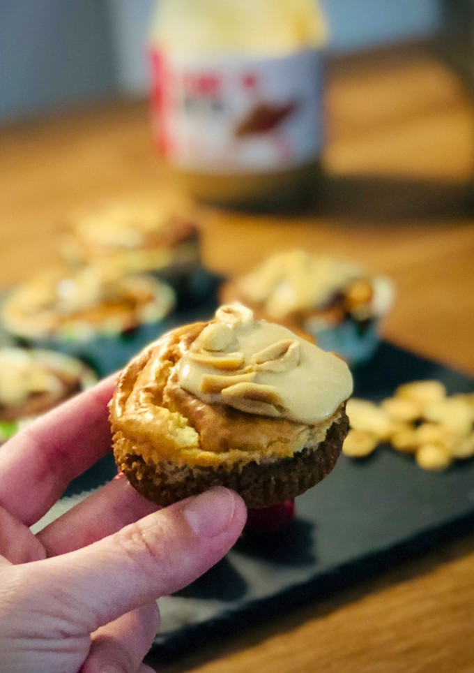 Una foto de Tarta de queso al horno y Thermomix con crema de cacahuete - Individuales