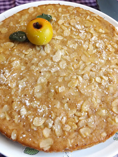 Una foto de Torta húmeda con puré de manzana y almendras