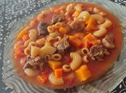 Una foto de guiso fideos coditos y carne