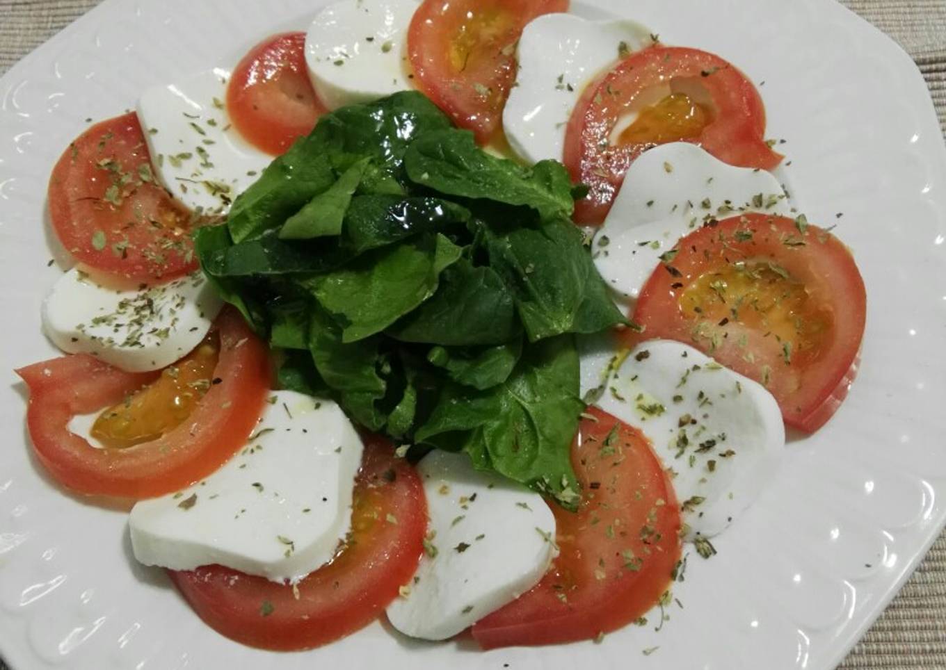 Ensalada de espinacas, tomate y queso