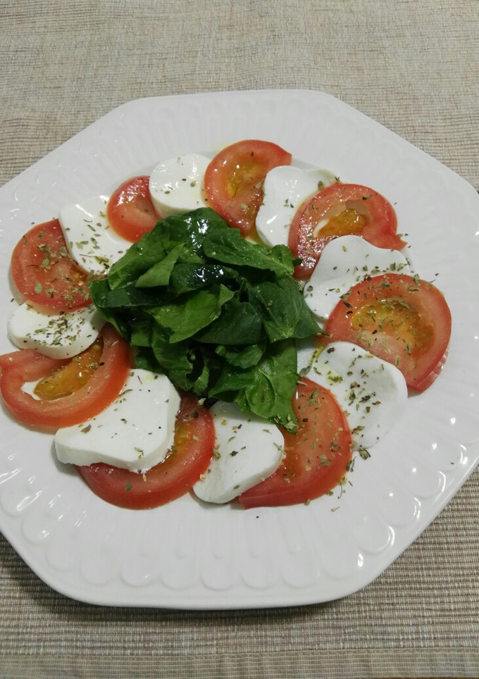 Una foto de Ensalada de espinacas, tomate y queso