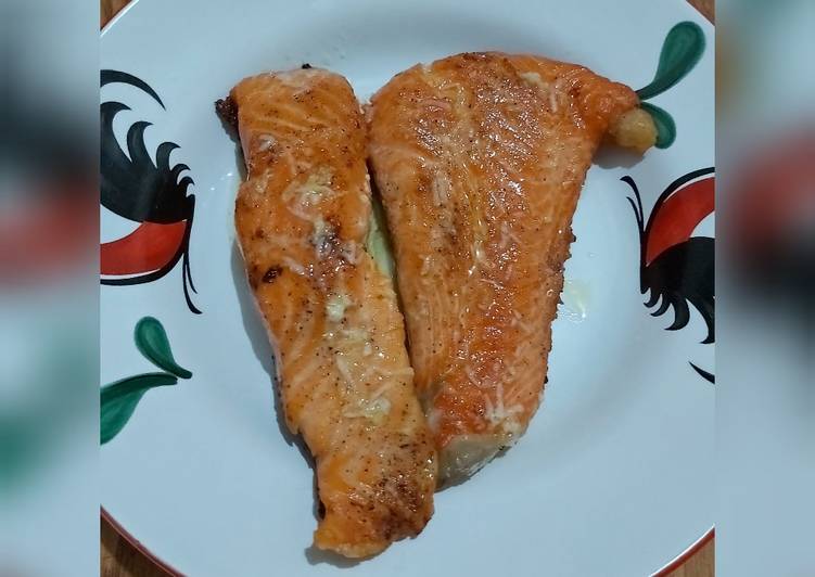 Kiat-kiat mengolah Salmon with Butter Lemon Sauce gurih
