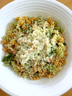 Una foto de Pasta con "salsa" de espárragos y salmón 🍜🌱🐟