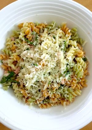 Una foto de Pasta con "salsa" de espárragos y salmón 🍜🌱🐟