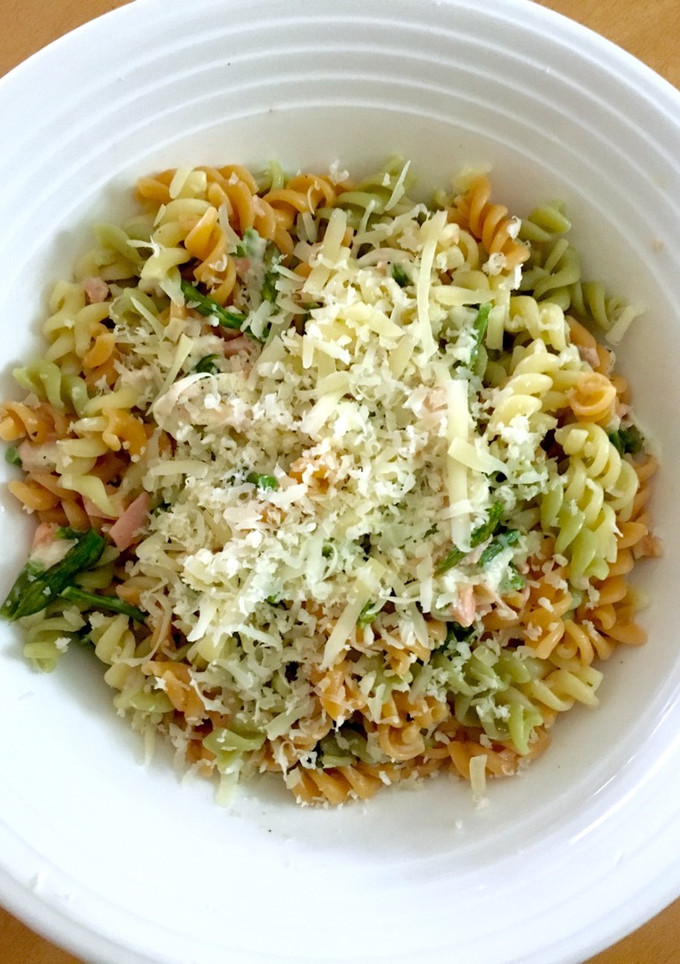 Una foto de Pasta con "salsa" de espárragos y salmón 🍜🌱🐟