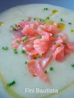 Una foto de Crema de apio con salmón ahumado