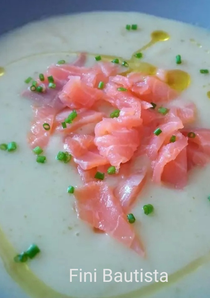 Una foto de Crema de apio con salmón ahumado