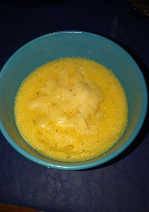 Una foto de Polenta con queso fresco y rallado