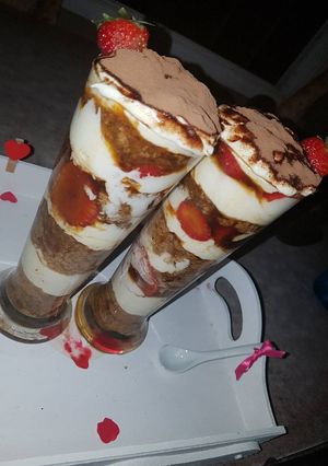 Una foto de Tiramisú con Frutillas🍓 en vasos