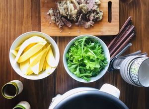 Hình của món 3 món ngon với diềm thăn bò hầm: gỏi cuốn, lẩu, và mì sốt kem.