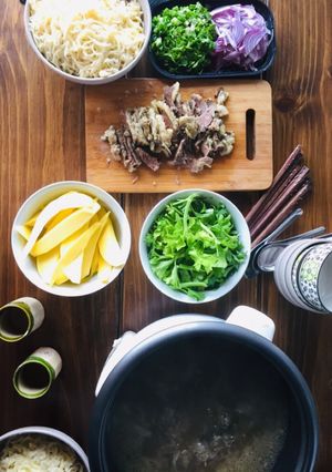 Hình của món 3 món ngon với diềm thăn bò hầm: gỏi cuốn, lẩu, và mì sốt kem.