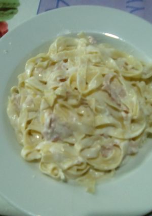 Foto di Tagliatelle all'uovo fatte in casa con panna, prosciutto e ragusano DOP