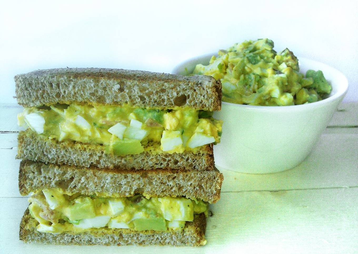 Sándwich de huevo, aguacate y lacón