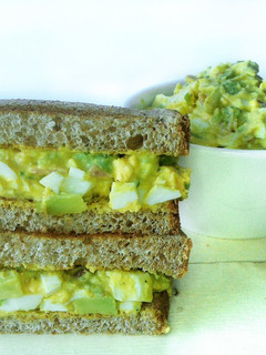 Una foto de Sándwich de huevo, aguacate y lacón