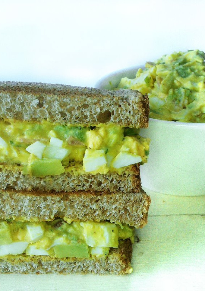 Una foto de Sándwich de huevo, aguacate y lacón