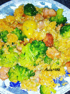 Una foto de Salteado de arroz con brócoli y salchicha de pollo y huevo