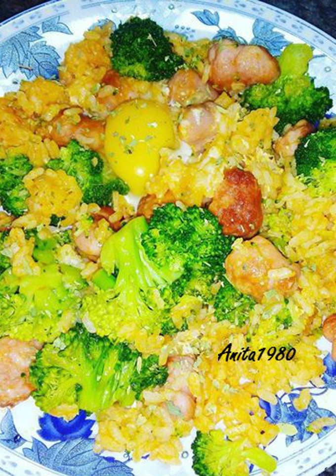 Una foto de Salteado de arroz con brócoli y salchicha de pollo y huevo