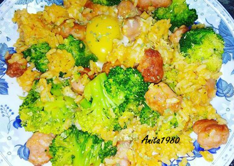 Salteado de arroz con brócoli y salchicha de pollo y huevo