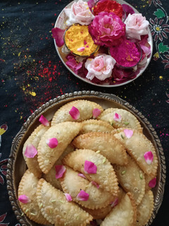 ठंडाई मावा गुजिया (Thandai mawa gujiya recipe in Hindi) रेसिपी मुख्य फोटो