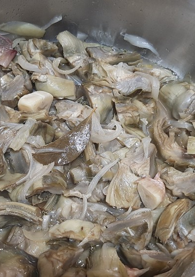 Una foto de Alcachofas rehogadas con cebolla