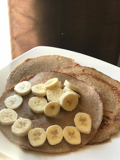 Una foto de Hot cakes de avena y plátano 💛🥞