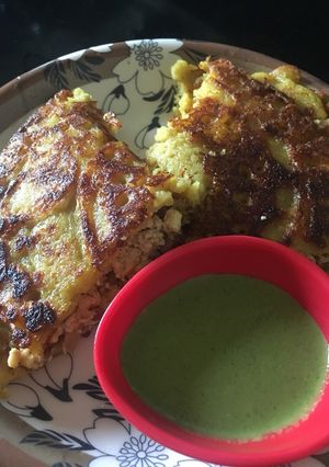 A picture of Cheela with hari chutney.