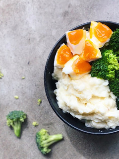 Una foto de Brócoli, puré de patata y huevo. Receta vegetariana