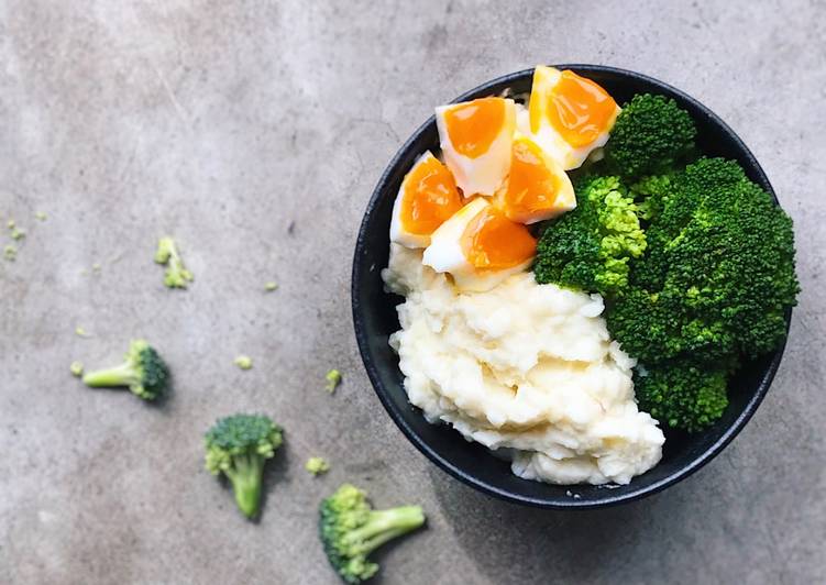 Brócoli, puré de patata y huevo. Receta vegetariana
