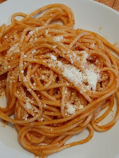 Una foto de Pasta fácil 🍜 con salsa de tomate 🍅