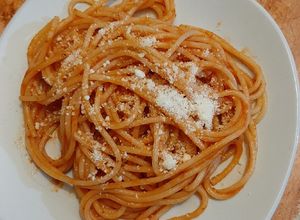 Una foto de Pasta fácil 🍜 con salsa de tomate 🍅