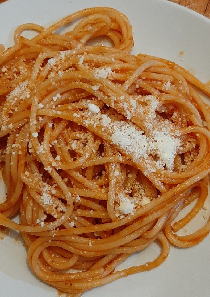 Una foto de Pasta fácil 🍜 con salsa de tomate 🍅