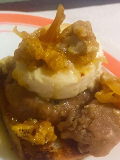 Una foto de Solomillo con queso de Cabra y nueces caramelizadas