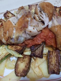 صورة لوصفة بطاطة وكورجات مع صلصة طماطم وقطع لحم
