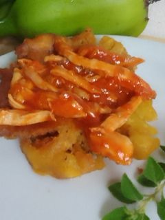 Una foto de Patacones con pollo