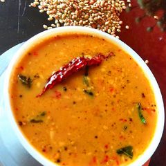 A picture of Kulith/horsegram curry.
