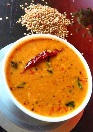 A picture of Kulith/horsegram curry.